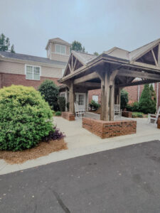 A covered entrance to an apartment building