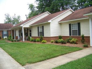 A one story building with townhomes