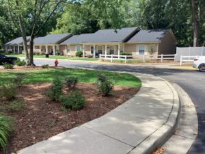 A one story apartment building