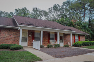 A one story brick apartment building