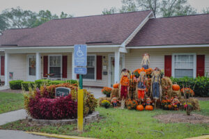 A one story apartment building decorated for fall