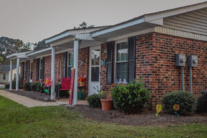 A one story brick apartment building