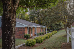 A one story brick apartment building