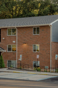 A three story brick apartment building