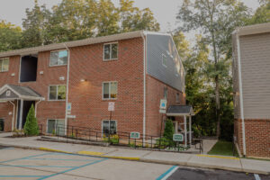 A three story brick apartment building