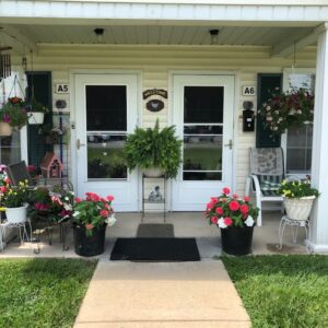 The front porch of a one story apartment building